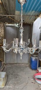 آبکاری الکتروفورتیک، که به نام الکترولاک نیز شناخته می‌شود، یک تکنیک پیشرفته برای ایجاد پوشش روی فلزات است. در این روش، قطعه فلزی درون محلولی آبی حاوی ذرات رنگی با بار الکتریکی قرار می‌گیرد. با اعمال ولتاژ، ذرات رنگ به سطح فلز جذب شده و یک لایه رنگی یکنواخت و مقاوم تشکیل می‌دهند.